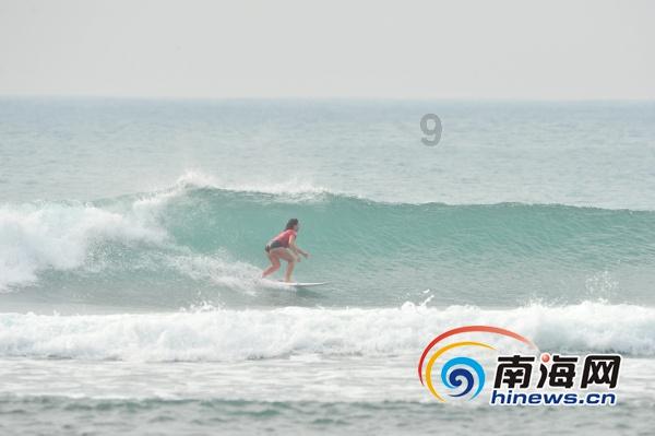 民国奇葩女凌海霞爱上了闺蜜张元和，在张结婚后强行带走了其女儿